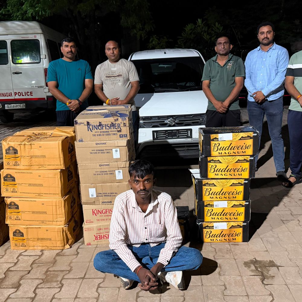 નંબર પ્લેટ વગરની કારમાંથી વિદેશી દારૂનો જથ્થો ઝડપાયો:4.56 લાખના મુદ્દામાલ સાથે બુટલેગરની ધરપકડ, દહેગામ બસ સ્ટેન્ડ પાસે લોકલ ક્રાઈમ બ્રાન્ચની કાર્યવાહી