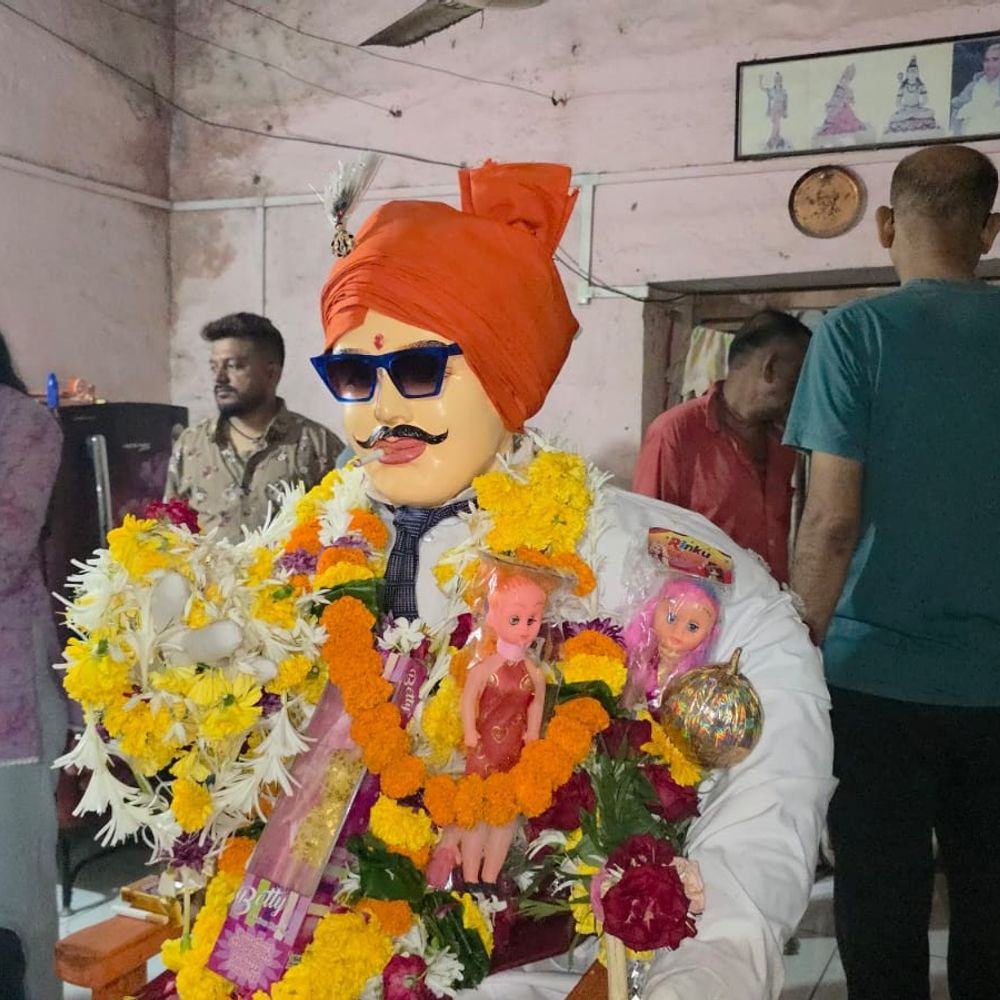 નવસારીમાં 121 વર્ષથી ઢીંગલાબાપા પર આસ્થા અકબંધ:કોલેરાની મહામારીથી શરૂ થયેલી પરંપરા આજે પણ જીવંત, સિગારેટ અને ઢીંગલા ચડાવવાની પરંપરા