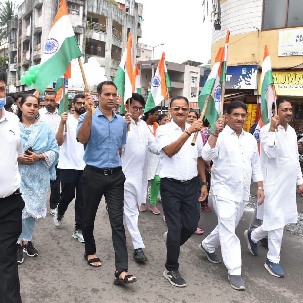 વલસાડમાં તિરંગા યાત્રા યોજાઈ:મોટી સંખ્યામાં લોકો જોડાયા, દેશભક્તિનો માહોલ છવાયો