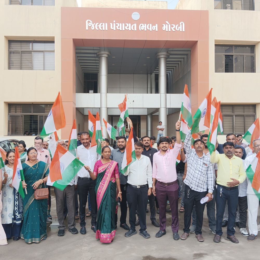 મોરબી જિલ્લા પંચાયત દ્વારા તિરંગા યાત્રા યોજાઈ:'ભારત માતા કી જય'ના નારા ગુંજ્યા, જિલ્લા પંચાયત પ્રમુખ અને DDOની આગેવાનીમાં આયોજન