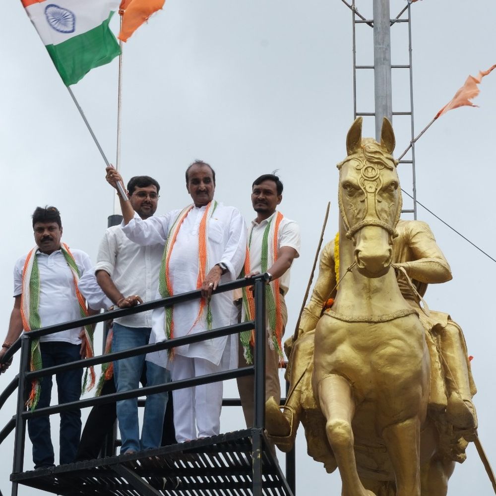 બીલીમોરામાં ભવ્ય તિરંગા યાત્રા યોજાઈ:નગરપાલિકા અને વી.એસ. પટેલ કોલેજે સંયુક્ત આયોજન કર્યું