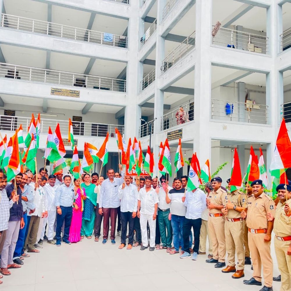 શંખેશ્વરમાં 700 વિદ્યાર્થીઓ સાથે વિશાળ તિરંગા યાત્રા:મામલતદાર, પોલીસ, ભાજપ પદાધિકારીઓ અને આગેવાનો પણ જોડાયા