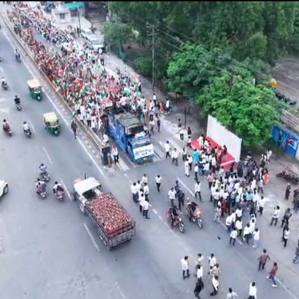 સુરેન્દ્રનગરમાં 78મા સ્વાતંત્ર્ય પર્વ નિમિત્તે તિરંગા યાત્રા:મનપાથી શરૂ થઈ કોમર્સ કોલેજ સુધી 3 કિલોમીટરના રૂટમાં ફરી, દેશભક્તિના ગીતો ગૂંજ્યા