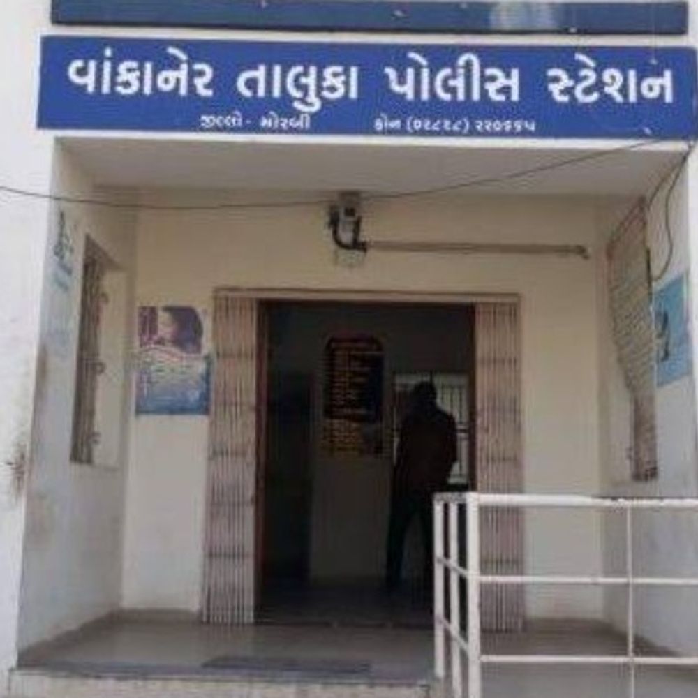 જુગારના 4 દરોડા: 16 ઝડપાયા, 6 ફરાર:મોરબી અને વાંકાનેરમાં પોલીસે કુલ ₹1.04 લાખનો મુદ્દામાલ જપ્ત કર્યો