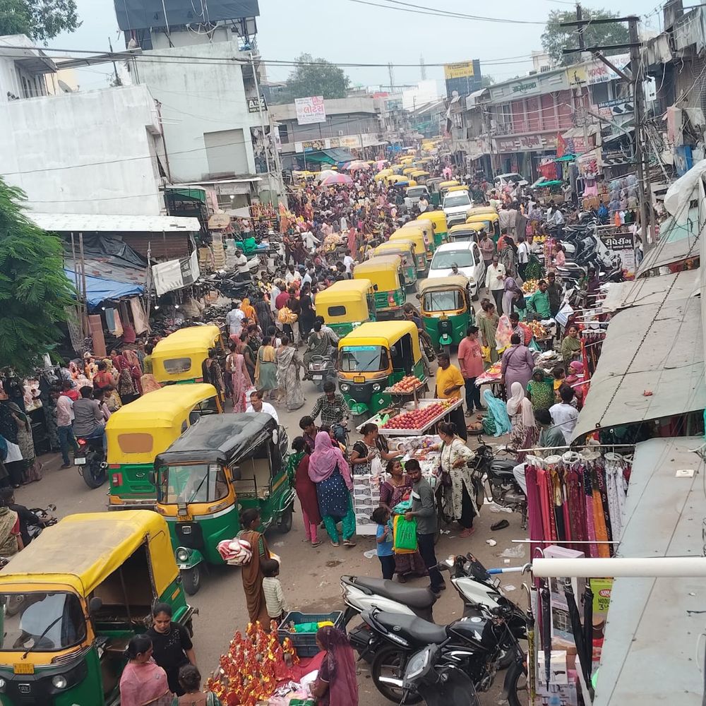 આજે દિવાસાથી દશામાના વ્રતનો પ્રારંભ:બજારોમાં મૂર્તિ અને પૂજાપોની ખરીદી માટે ભક્તોની ભારે ભીડ