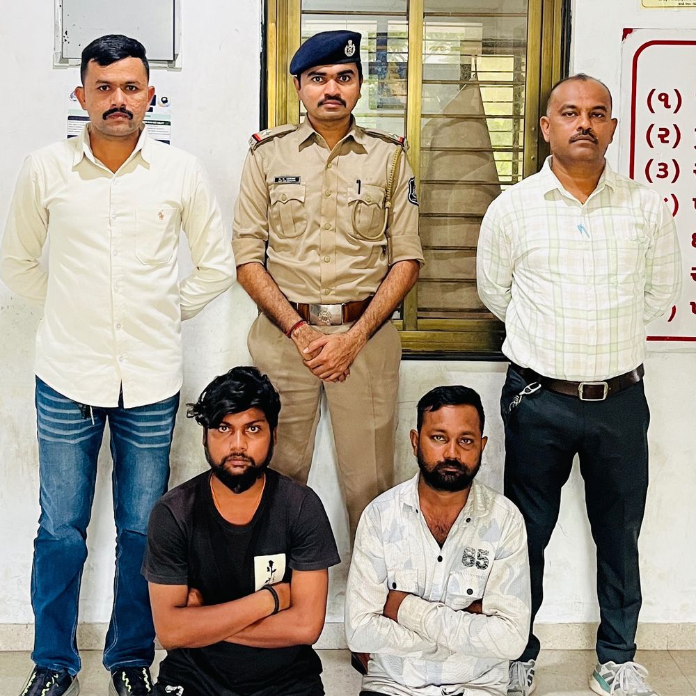 જમવા બાબતે સામાન્ય બોલાચાલીમાં સુરતમાં લોહિયાળ ખેલ:મિત્રએ જ ચપ્પુના ઘા ઝીંકી રહેંસી નાખ્યો, ડીંડોલી પોલીસે ફરાર ઉત્તર પ્રદેશના 2 આરોપી અને 1 કિશોરને પકડ્યા