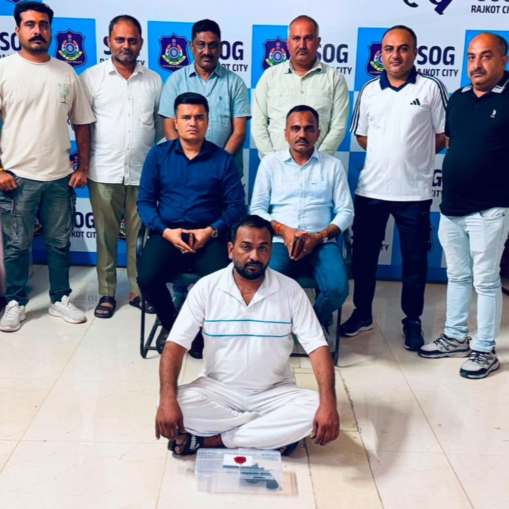 યુટ્યુબરે ગળાફાંસો ખાઈ આપઘાતનો પ્રયાસ કર્યો:પૂર્વ પત્ની સાથે પારિવારિક ઝઘડા કારણે ગેરકાયદે રિવોલ્વર રાખી ફરતા શખ્સની SOGએ કરી ધરપકડ, અગાઉ DCBએ ઝડપી પાડ્યો'તો