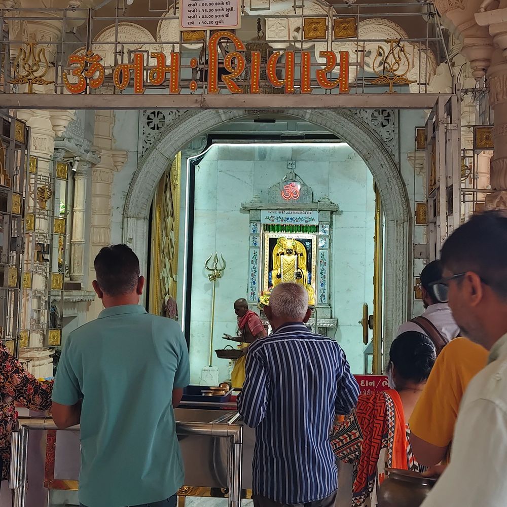 વડોદરામાં પવિત્ર શ્રાવણ માસનો ભક્તિમય પ્રારંભ:'હર હર મહાદેવ' અને 'ઓમ નમઃ શિવાય'ના નાદથી શિવાલયો ગૂંજી ઊઠ્યા, કાશી વિશ્વનાથ, સહિતના પૌરાણિક મંદિરોમાં ભક્તોની ભીડ જામી