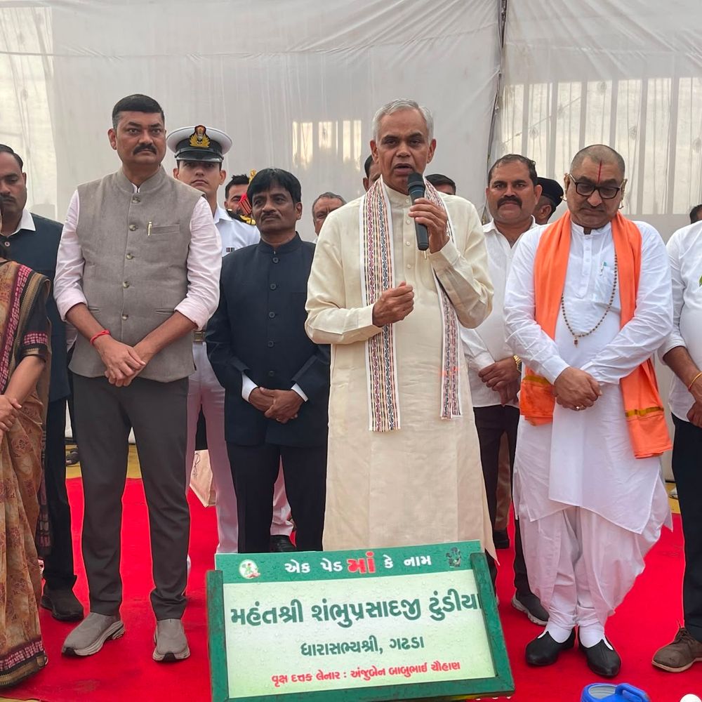 રાજ્યપાલ આચાર્ય દેવવ્રત બોટાદ જિલ્લાની મુલાકાતે:ગઢડાના ટાટમ ગામે વૃક્ષારોપણ અને સફાઈ અભિયાનમાં જોડાયા