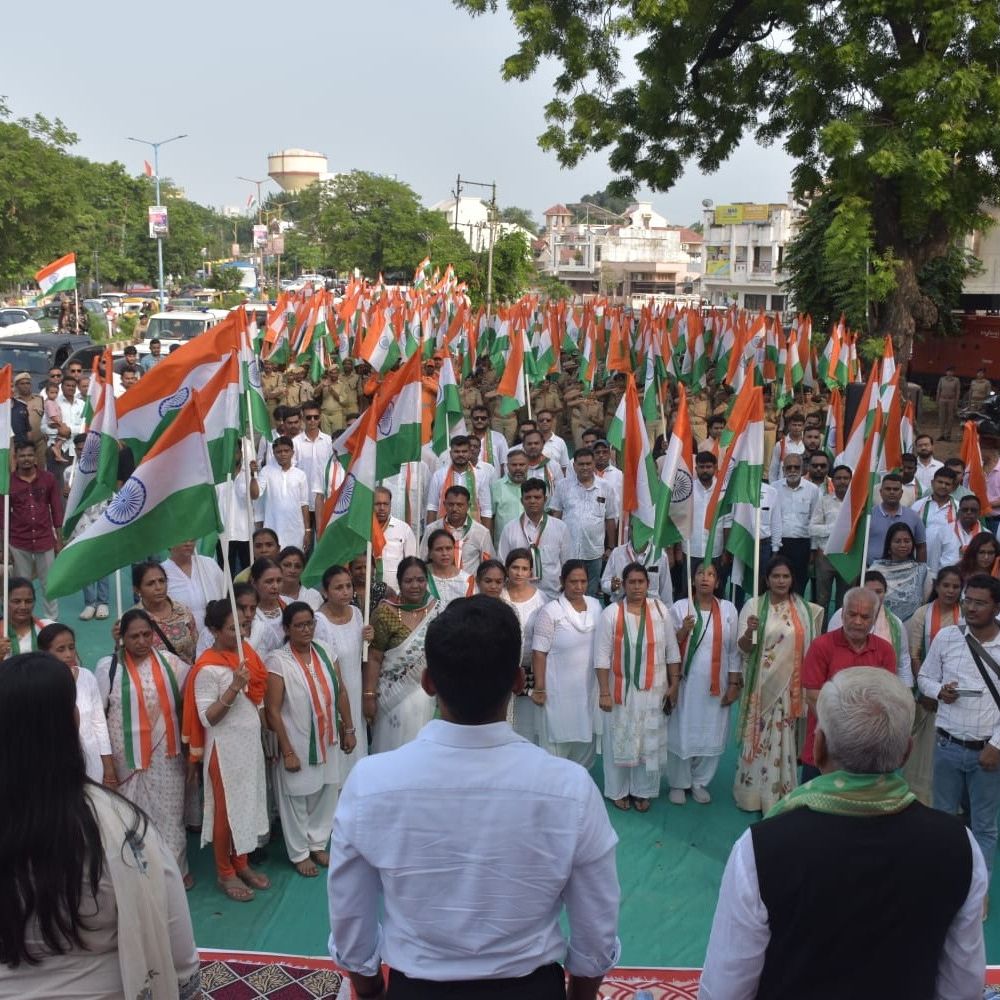 અરવલ્લીના મોડાસામાં હર ઘર તિરંગા યાત્રા યોજાઈ:નગરના રસ્તાઓ પર તિરંગા ધ્વજ સાથે લાંબી રેલી નીકળી