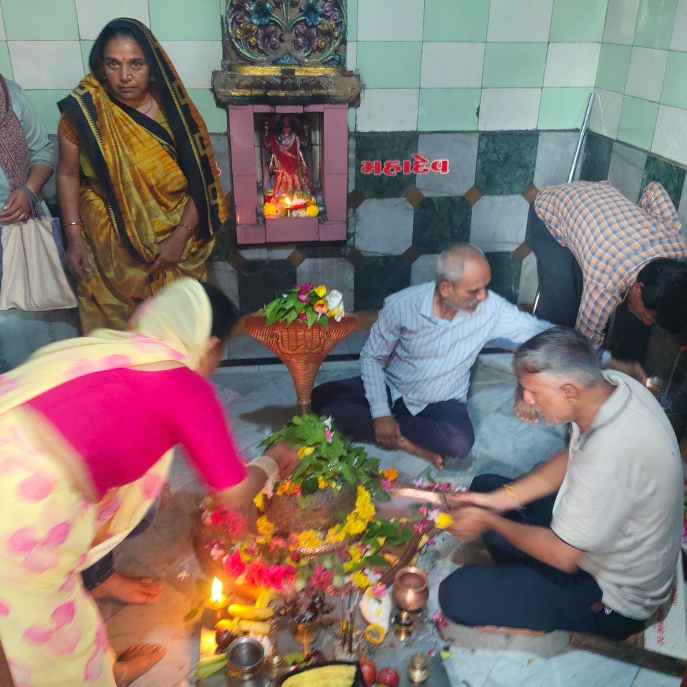 પ્રથમ દિવસે શિવાલયો હર હર મહાદેવના નાદથી ગુંજી ઉઠ્યા:ભક્તોએ ભોળાનાથનો અભિષેક કરીને પરિવારના સુખ, શાંતિ, સમૃદ્ધિ અને આરોગ્ય માટે પ્રાર્થના કરી