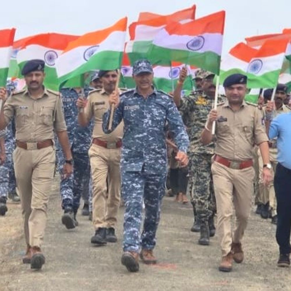 જખૌબંદર પર તિરંગા યાત્રા યોજાઈ:સુરક્ષા જવાનો, વિદ્યાર્થીઓ અને ગ્રામજનો જોડાયા, દેશભક્તિનો માહોલ છવાયો
