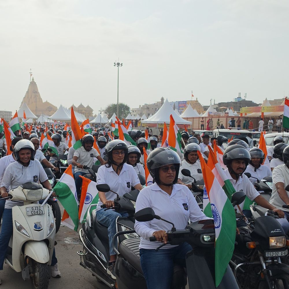 ગીર સોમનાથ પોલીસે 45 કિ.મી.ની બાઇક રેલી યોજી:‘હર ઘર તિરંગા’ અભિયાનમાં 1000 બાઈક પર પોલીસ-નાગરિકો જોડાયા