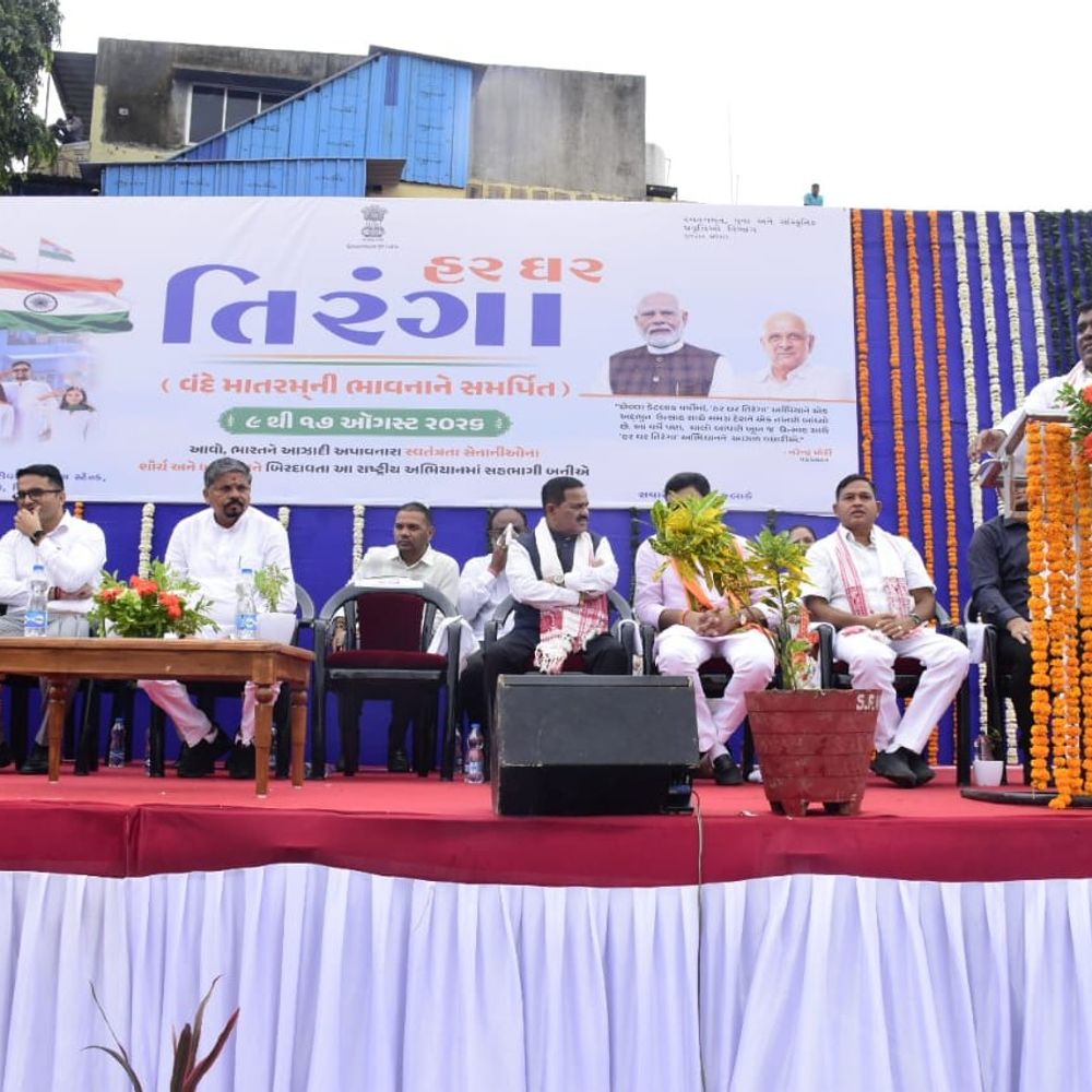 તાપીના વ્યારામાં 'હર ઘર તિરંગા' યાત્રા યોજાઈ:હજારો નાગરિકો અને મંત્રીઓ જોડાયા, 1107 ફૂટનો ધ્વજ આકર્ષણ