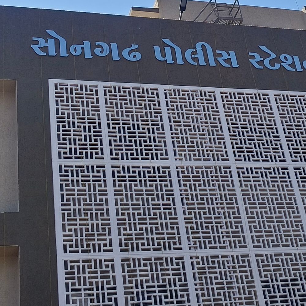 સોનગઢમાં ATM કાર્ડ બદલી વૃદ્ધાના ₹20,000 ઉપાડ્યા:હિન્દી ભાષી ગઠિયાઓએ નજરબંધી કરી ઠગાઈ આચરી