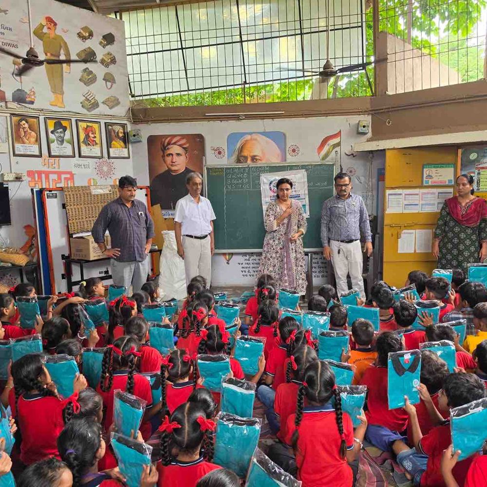 હેલ્પ્સ ફાઉન્ડેશને ઘાટલોડિયા શાળાના વિદ્યાર્થીઓને ટીશર્ટ, ટ્રેકપેન્ટ આપ્યા:ટ્રસ્ટી વિજયભાઈ પટેલે વિતરણ કરી બાળકોને પ્રેરણા આપી