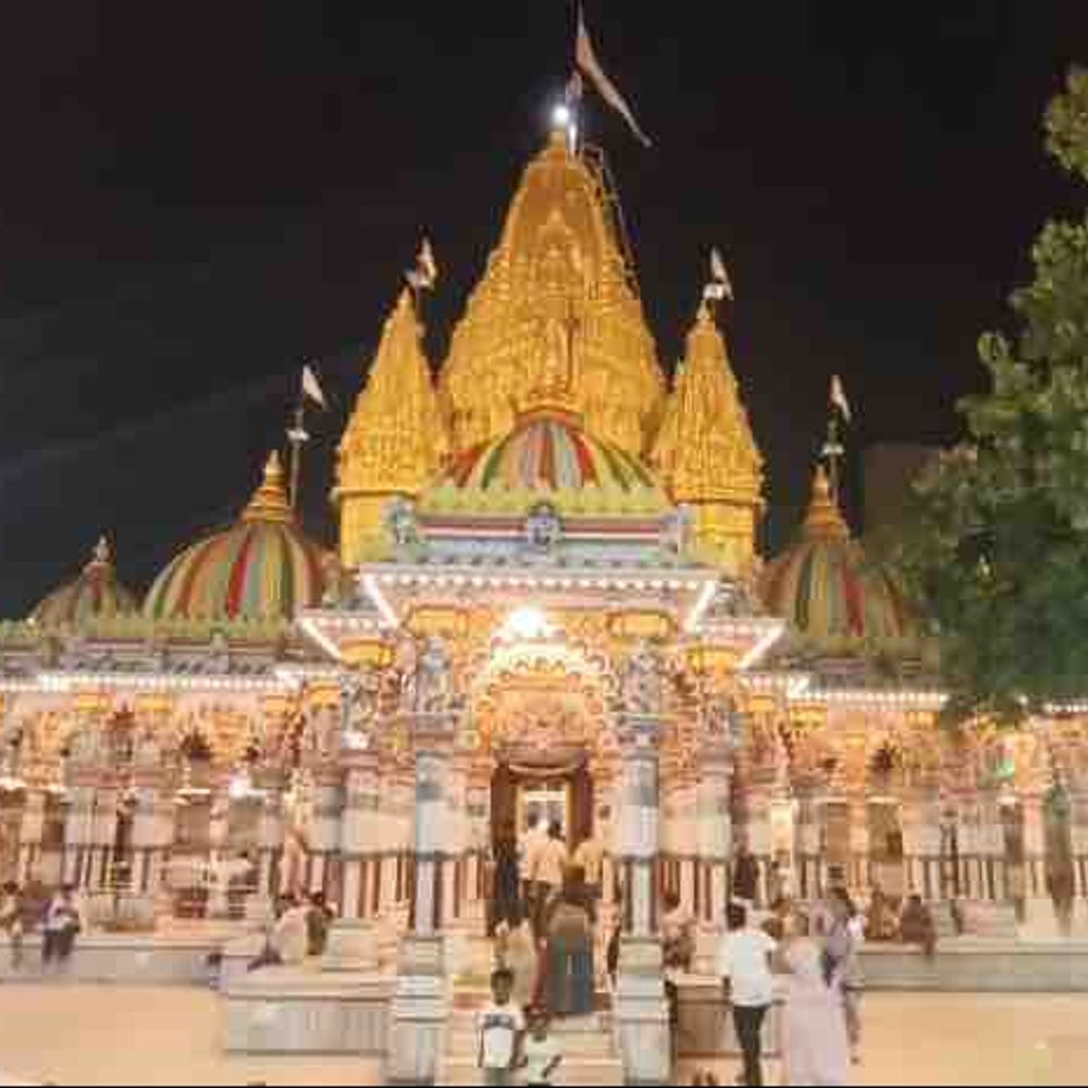 જામનગરમાં શ્રાવણ માસમાં શિવાલયો રોશનીથી ઝળહળ્યા:કાશી વિશ્વનાથ મહાદેવ મંદિરમાં લાઇટ ડેકોરેશન કરવામાં આવ્યું, મંદિરમાં ભક્તો ઉમટ્યા