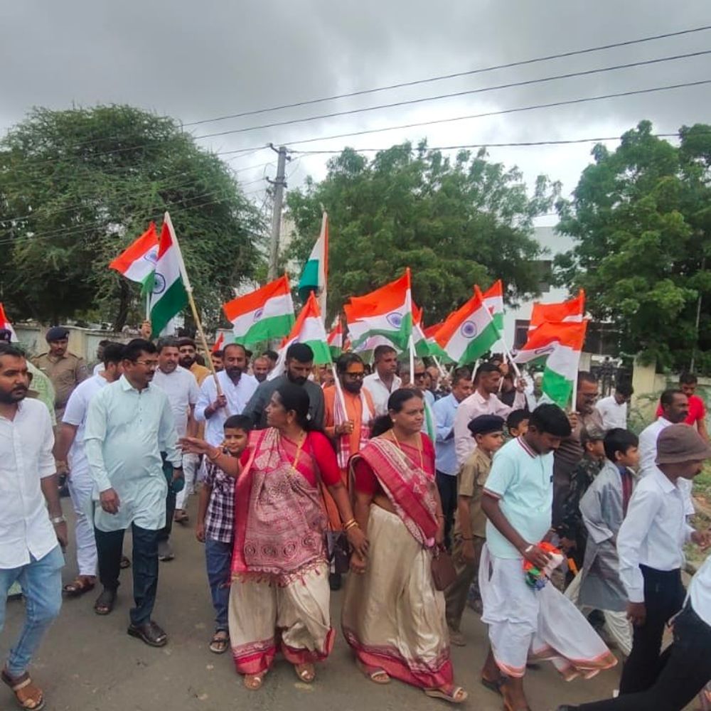 નલિયામાં તિરંગા યાત્રા યોજાઈ:‘ભારત માતા કી જય’ના નારાથી શહેર ગુંજી ઉઠ્યું