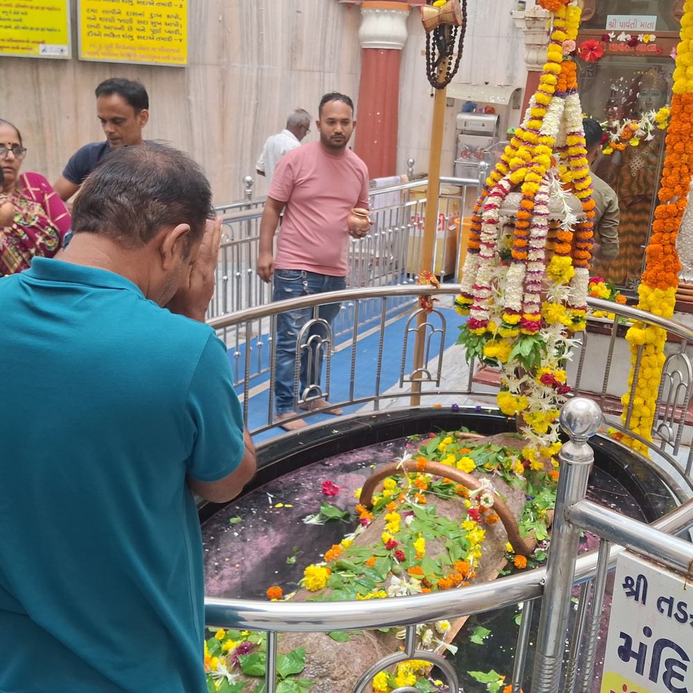 વિશ્વના એકમાત્ર 'સુતા શિવજી'ના મંદિરે દર્શન કરવા ભક્તો ઉમટ્યા:600 વર્ષ જૂનું સ્વયંભૂ શિવલિંગ અને ગુંબજ વગરનું ધામ; તડકેશ્વર મંદિરે "હર હર મહાદેવ"નો નાદ ગુંજ્યો