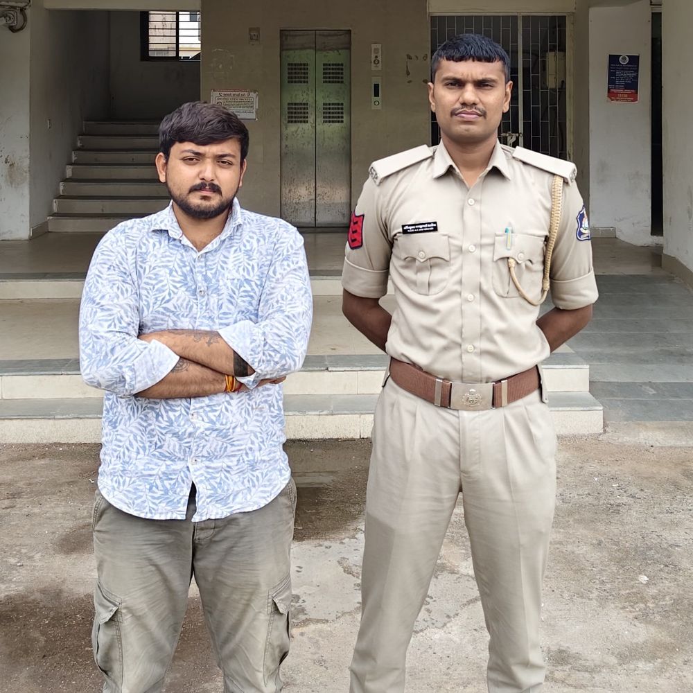 સફારી કાર ફૂંકી મારનાર આરોપી પોલીસ સકંજામાં:આજવા રોડ પર કરોડોના પોન્ઝી વિવાદમાં યુવકે પેટ્રોલ છાંટી વેપારીની કાર સળગાવી હતી, CCTVની મદદથી પોલીસે દબોચ્યો
