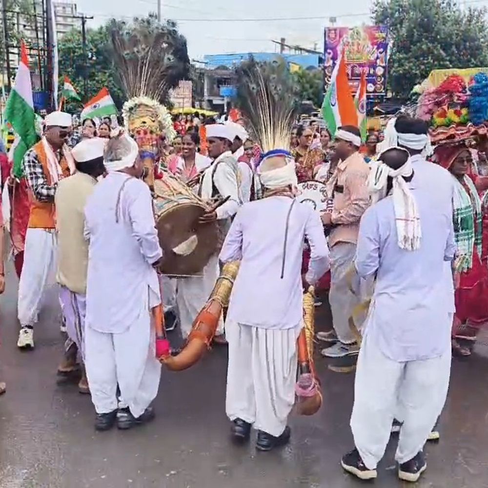 વ્યારામાં 1151 ફૂટ લાંબા રાષ્ટ્રીય ધ્વજ સાથે તિરંગા યાત્રા:પોલીસ, વિદ્યાર્થીઓ અને અધિકારીઓ ઉત્સાહભેર જોડાયા