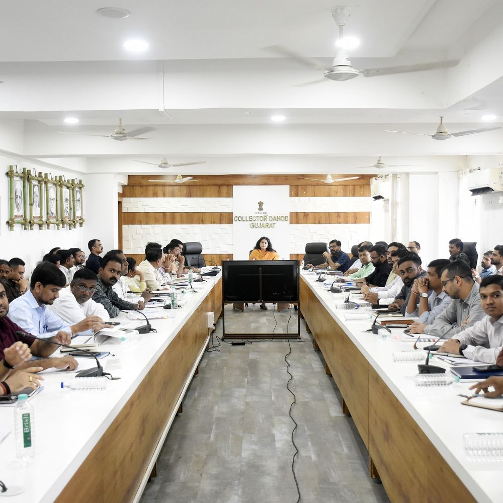 દાહોદ કલેક્ટર સુરભિ ગૌતમના અધ્યક્ષસ્થાને સંકલન બેઠક યોજાઈ:સ્વાતંત્ર્ય પર્વ, વિકાસ કાર્યોની સમીક્ષા કરાઈ, સમયસર કેસ નિકાલના આદેશ