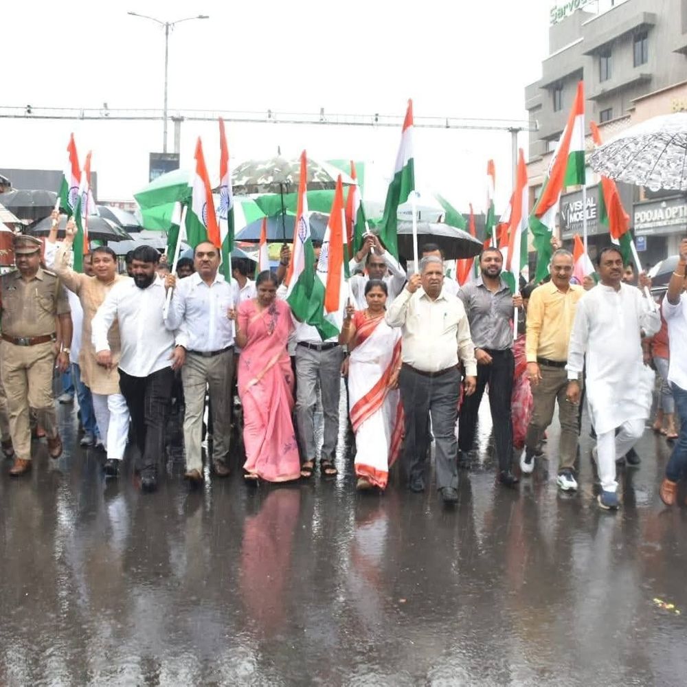 વાપીમાં નાણાં મંત્રીની હાજરીમાં તિરંગા યાત્રા:ભર વરસાદમાં 4 કિ.મી. લાંબી યાત્રામાં 4500થી વધુ લોકો જોડાયા