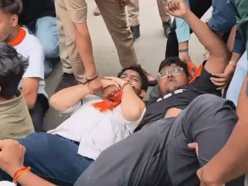 ઝારખંડ પરીક્ષા છબરડા મામલે વડોદરામાં ABVPનો ઉગ્ર વિરોધ:રસ્તા રોકી કાળી પટ્ટી સાથે દર્શાવ્યો રોષ, પોલીસે કરી અટકાયત