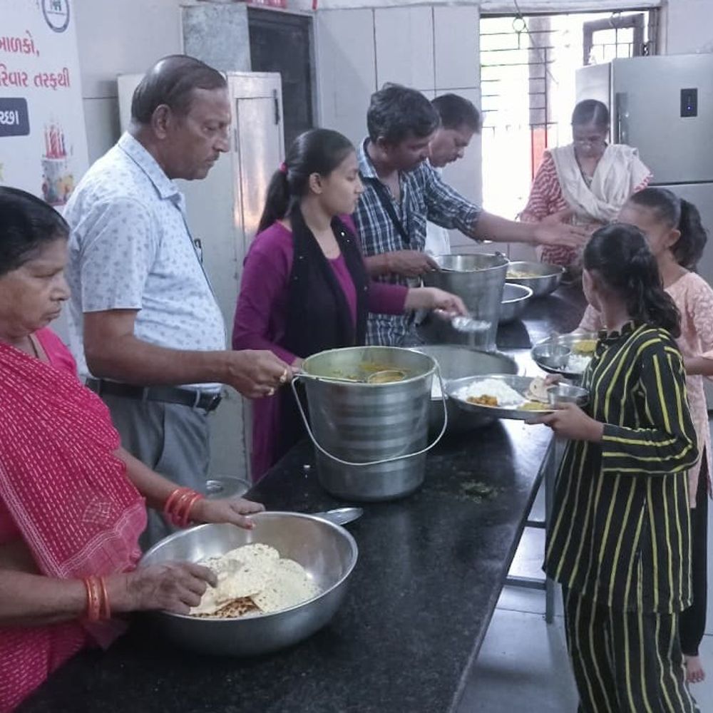 ભાજપ પ્રદેશ પ્રમુખના જન્મદિવસની ઉજવણી:મોડાસાની શાળામાં દિવ્યાંગ બાળકોને ભોજન અપાયું
