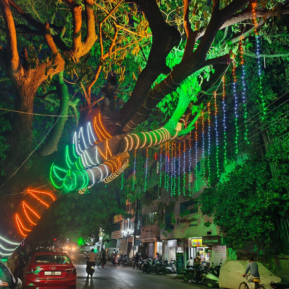 પોરબંદરમાં સ્વતંત્રતા દિવસની સજાવટ સામે લોકોનો વિરોધ:લાખોના ખર્ચે કામચલાઉ રોશની, જનતાએ કાયમી સુવિધાઓની માંગ કરી