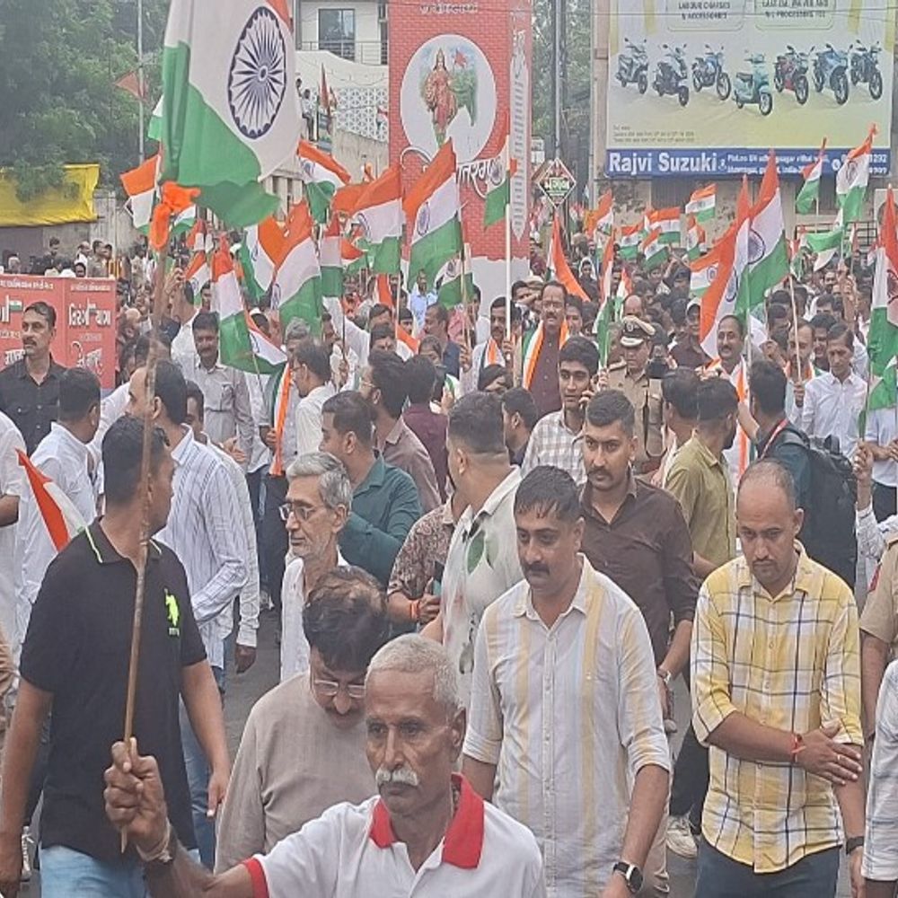 તિરંગાની આન-બાન-શાન સાથે ભાવનગર બન્યું તિરંગામય:ભવ્ય તિરંગા યાત્રામાં છવાયો દેશભક્તિનો અદમ્ય જુસ્સો, મંત્રી, મેયર, ધારાસભ્યએ ફ્લેગ ઓફ કરીને એ. વી. કોલેજ ગ્રાઉન્ડ ખાતેથી તિરંગા યાત્રાનું પ્રસ્થાન કરાવ્યું