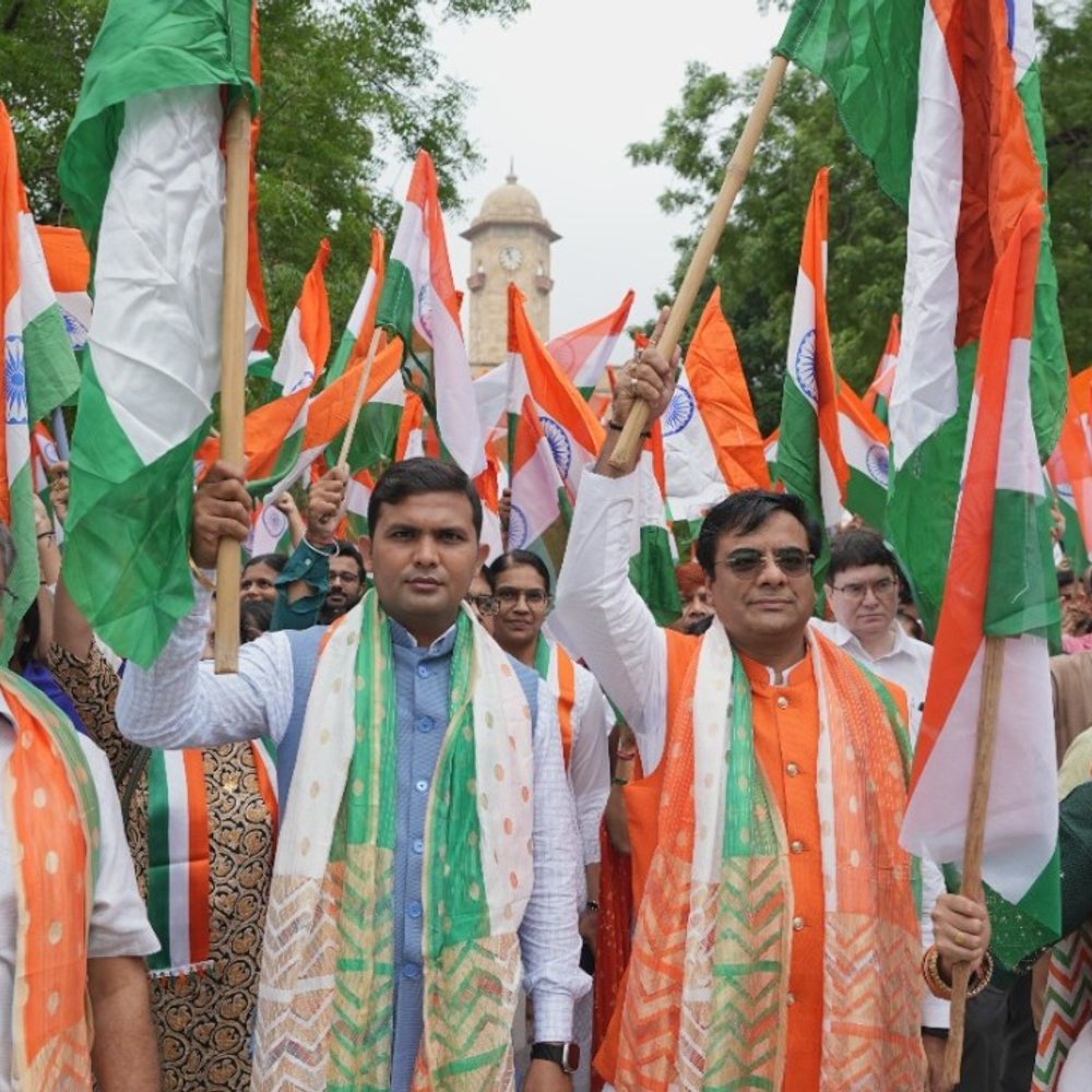 75 ફૂટ લાંબા રાષ્ટ્રધ્વજ ગુજરાત યુનિવર્સિટીમાં તિરંગા યાત્રા:વિદ્યાર્થીઓએ યુનિવર્સિટીના મુખ્ય ટાવરથી કલાશ્રી ભવન સામેના ગાર્ડન સુધી પદયાત્રા કરી