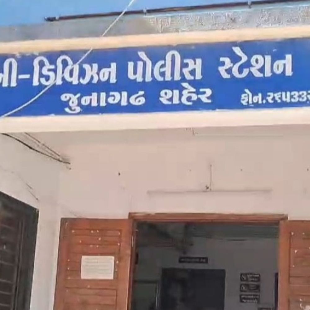 જુગારધામ કેસમાં બેદરકારી દાખવનાર પાંચ પોલીસકર્મીઓની તાત્કાલિક બદલી:જુગારધામ કેસમાં આરોપી મહિલાનું નામ કમી કરવાના મામલે આકરાં પગલાં લેવાયા
