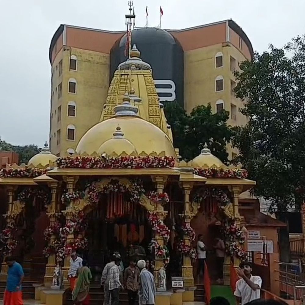 હર હર મહાદેવના નાદ સાથે પવિત્ર શ્રાવણ માસનો પ્રારંભ:ગિરનાર તળેટી સ્થિત સ્વયંભૂ ભવનાથ મંદિરમાં શ્રાવણ માસના પ્રથમ દિવસે ભક્તોનું ઉમટ્યું મહેરામણ, ઝરમર વરસાદ વચ્ચે ત્રિરંગા શણગાર સાથે મહાદેવની વિશેષ પૂજા-અર્ચના યોજાઈ