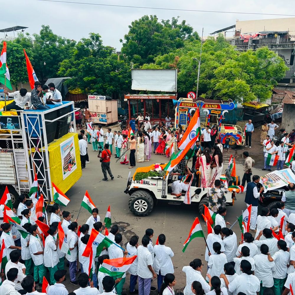 સ્વાતંત્ર્ય દિવસની પૂર્વસંધ્યાએ દેશભક્તિનો માહોલ:કલાપીનગર ખાતે શુભમ ગ્રુપ ઓફ ઈન્સ્ટિટ્યુશન દ્વારા ભવ્ય તિરંગા યાત્રા યોજાઈ