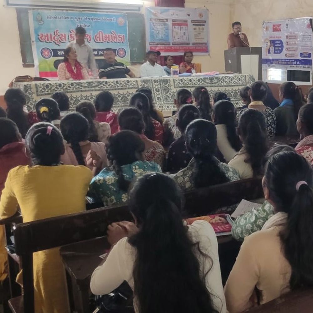 લીમખેડા આર્ટસ કોલેજમાં આરોગ્ય જાગૃતિ કાર્યક્રમ યોજાયો:રેડ રીબીન ક્લબ ઉપક્રમે 315 વિદ્યાર્થીઓએ સ્વાસ્થ્ય માર્ગદર્શન મેળવ્યું