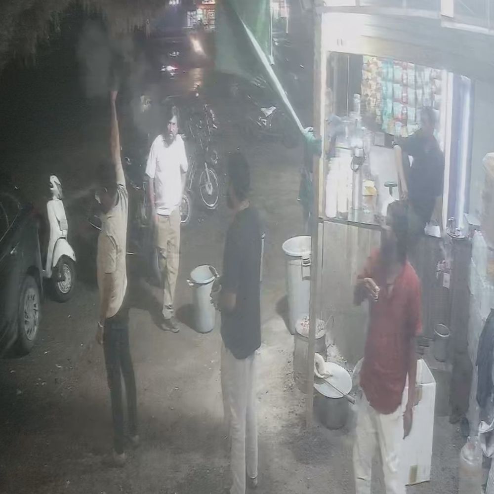 દારૂના નશામાં બિલ્ડરનું 2 રાઉન્ડ ફાયરિંગ, CCTV:લસકાણામાં ચા-પાનના ગલ્લા પર સંચાલકે મજાક કરવાની ના પાડતા રૌફ જમાવ્યો, આરોપીને પોલીસે ઝડપ્યો