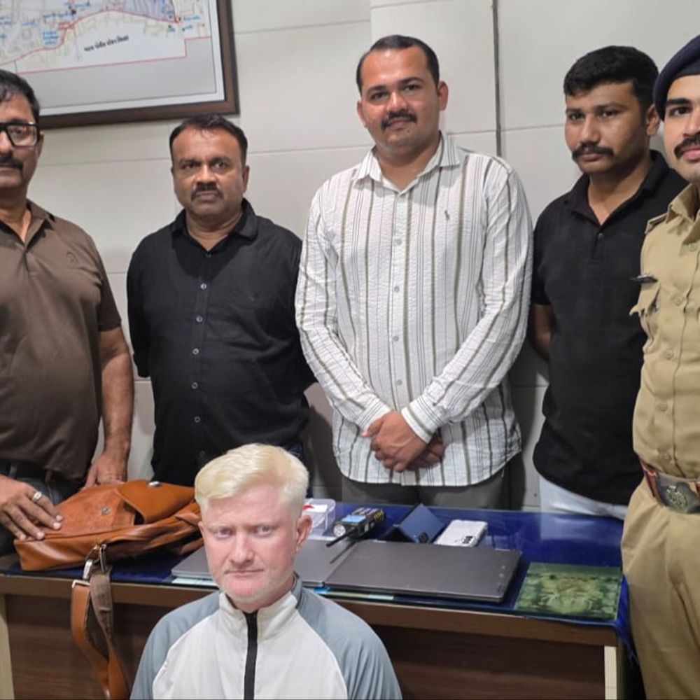 સુરતમાં નકલી નોટોનું કાવતરું પકડાયું:ચોક ચાર રસ્તા પાસેથી ₹500ની 35 બનાવટી નોટ સાથે વેપારી ઝડપાયો, બેગ આપનાર પૂર્વ પત્ની વોન્ટેડ