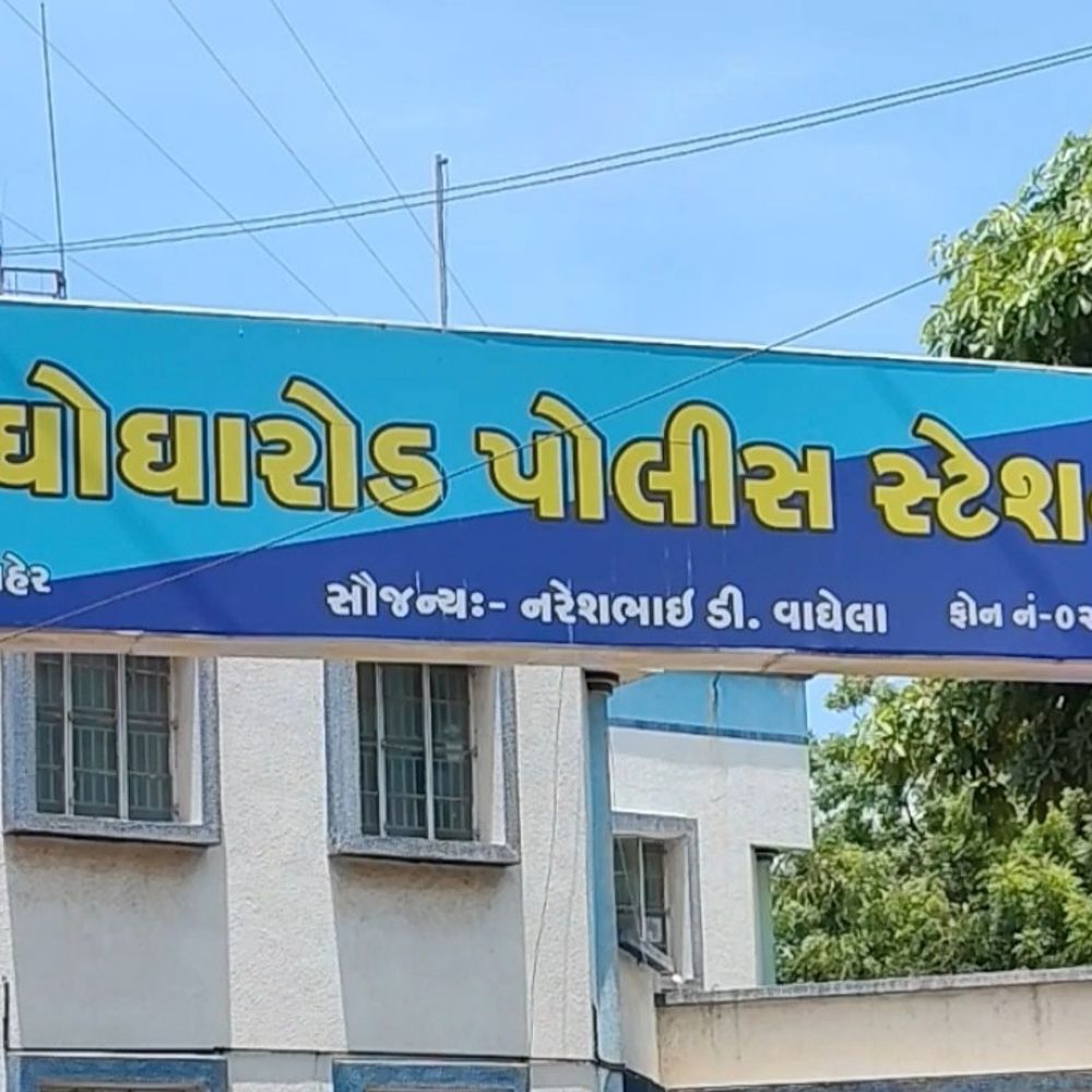 યુવતી સાથે ફરતા શખસને સમજાવવા ગયેલા બે યુવકો પર હુમલો:ત્રણ સાગરીતે મળી પાઇપ, ધોકા અને છરીથી હુમલો કર્યો, બંને યુવકોને સારવાર અર્થે હોસ્પિટલ ખસેડાયા