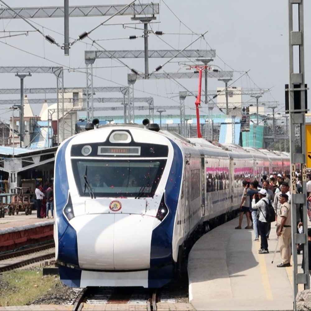 ઓખા-અમદાવાદ વંદે ભારતનાં શિડયુલમાં ફેરફાર:17 ઓગસ્ટથી અમદાવાદને બદલે સાબરમતીથી ઉપડશે તથા આંબલી રોડ ખાતે નવું સ્ટોપેજ મળશે, અમદાવાદ અને સૌરાષ્ટ્રનાં હજારો મુસાફરોને મળશે લાભ