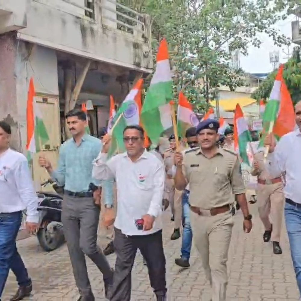ભરૂચમાં બી ડિવિઝન પોલીસની તિરંગા યાત્રા નીકળી:અંબેમાતા શાળાના વિદ્યાર્થીઓ પણ જોડાયા, રાષ્ટ્રપ્રેમનો સંદેશ અપાયો