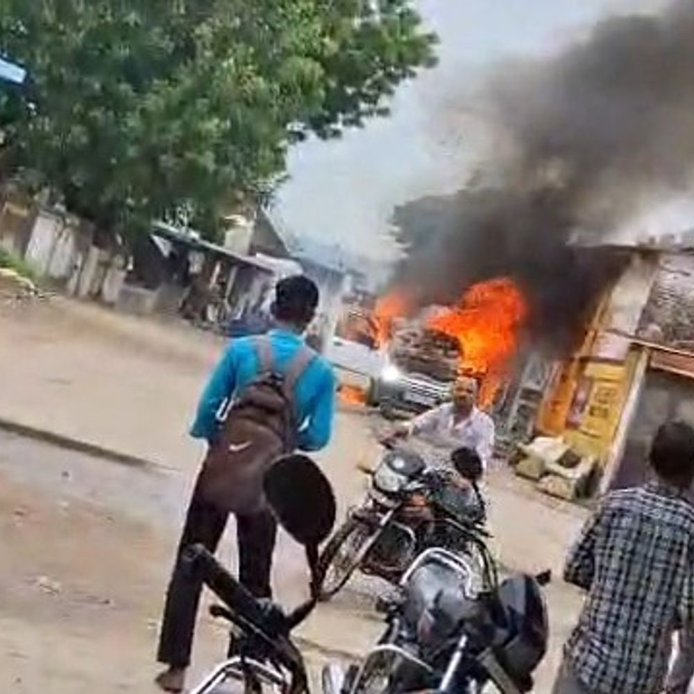 જામળા ગામમાં ઊભેલી કારમાં આગ લાગી:ત્રણ સવારનો આબાદ બચાવ થયો, લોકોમાં અફરાતફરી મચી