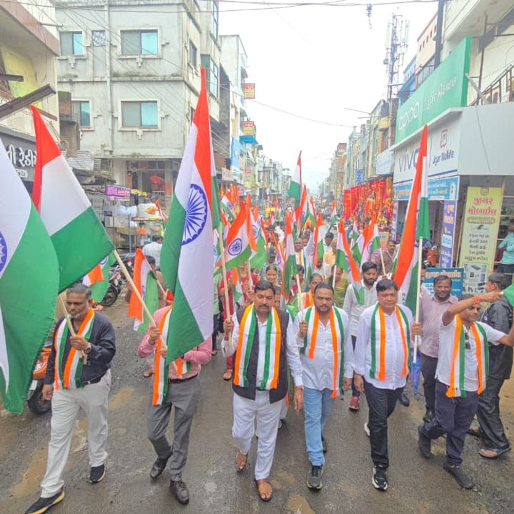 સંતરામપુરમાં 'હર ઘર તિરંગા' અભિયાન અંતર્ગત યાત્રા યોજાઈ:શહેર દેશભક્તિના રંગમાં રંગાયું, ધારાસભ્ય સહિત અનેક આગેવાનો, નગરજનો જોડાયા