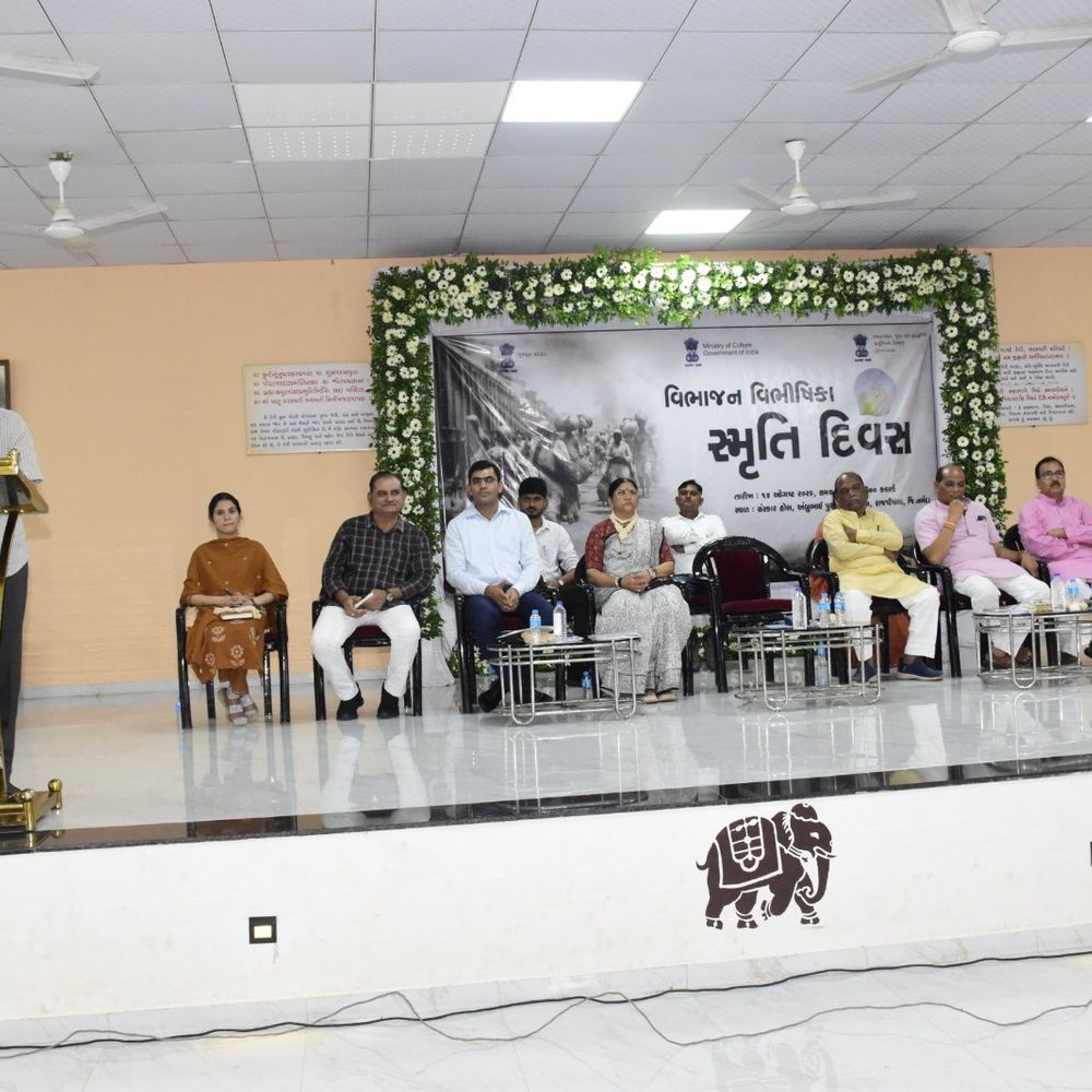 નર્મદામાં 'વિભાજન વિભીષિકા સ્મૃતિ દિવસ' ઉજવાયો:રાજ્યમંત્રી ઈશ્વરસિંહ પટેલની ઉપસ્થિતિમાં વિભાજન દરમિયાન જીવ ગુમાવનાર નાગરિકોને શ્રદ્ધાંજલિ અપાઈ
