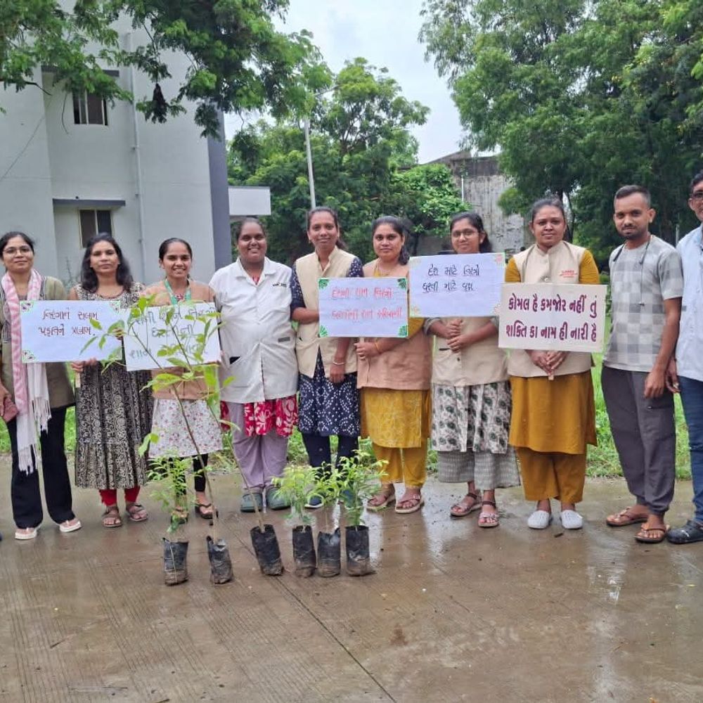 સખી વન સ્ટોપ સેન્ટર દ્વારા વૃક્ષારોપણ:હર ઘર તિરંગા અભિયાન અંતર્ગત વલસાડમાં કાર્યક્રમ