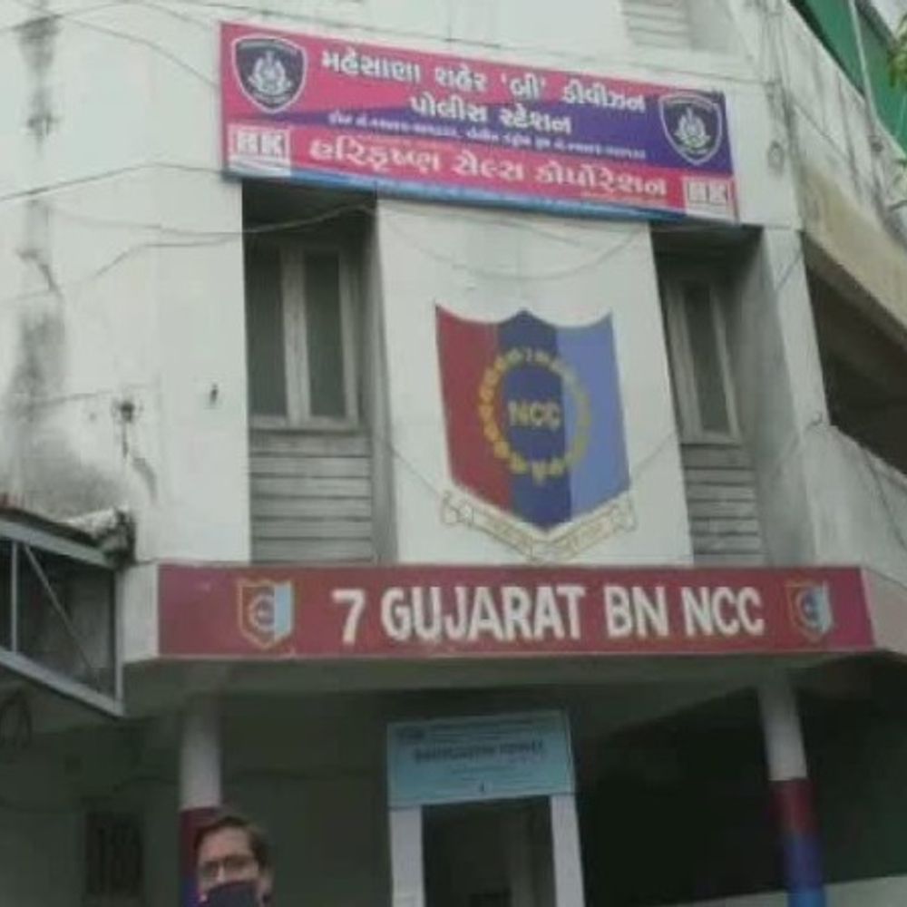 રાધનપુર ચોકડી નજીક માતાની રાહ જોતી દીકરીનું અકસ્માતમાં મોત:કારે રિક્ષાને અડફેટે લેતાં 7 વર્ષની બાળકીએ જીવ ગૂમાવ્યો, પિતા-ભાઈને ઈજા; કારચાલક ફરાર
