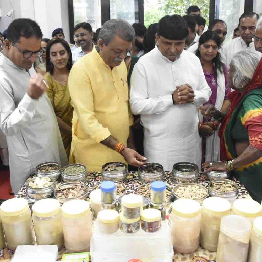 પાલનપુરમાં 'હર ઘર સ્વદેશી' રાખી મેળાનો પ્રારંભ:મહિલા સ્વસહાય જૂથોના ઉત્પાદનોને બજાર મળશે