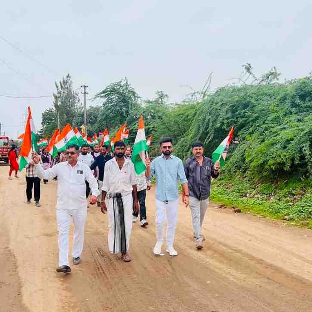 લાલપુરના જોગવડ ગામે તિરંગા યાત્રા યોજાઈ:'હર ઘર તિરંગા' અભિયાન અંતર્ગત ગ્રામજનો ઉત્સાહભેર જોડાયા