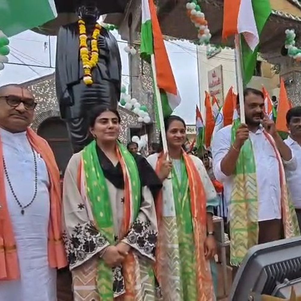 બોટાદમાં શિક્ષણ મંત્રીની હાજરીમાં તિરંગા યાત્રા:3500 ફૂટ લાંબા ધ્વજ સાથે વિદ્યાર્થીઓ જોડાયા, 2 કિ.મી. લાંબી યાત્રા