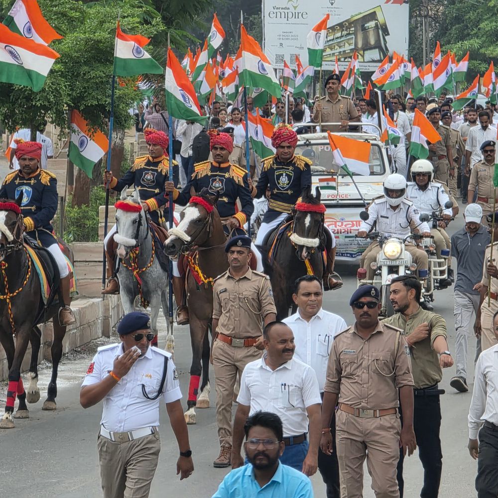 હિંમતનગરમાં 'હર ઘર તિરંગા' યાત્રા યોજાઈ:પ્રભારી મંત્રીએ લીલી ઝંડી આપી, દેશભક્તિનો માહોલ છવાયો
